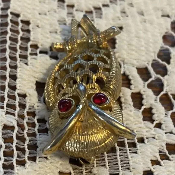 Vintage Signed Avon Horned Owl Red Cabochon Eyes Gold Tone Metal Brooch Pin - Picture 3 of 5